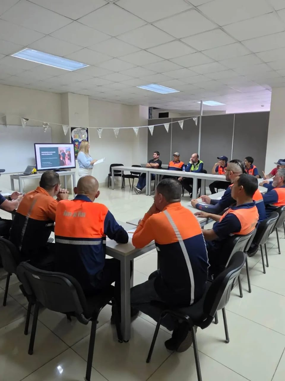 Taller con equipos de seguridad y emergencias en sala de capacitación