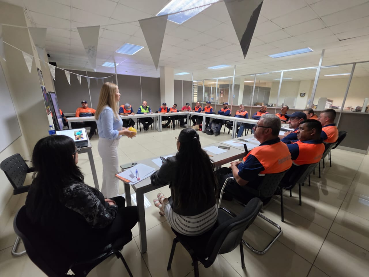 Taller de salud mental organizacional con personal operativo