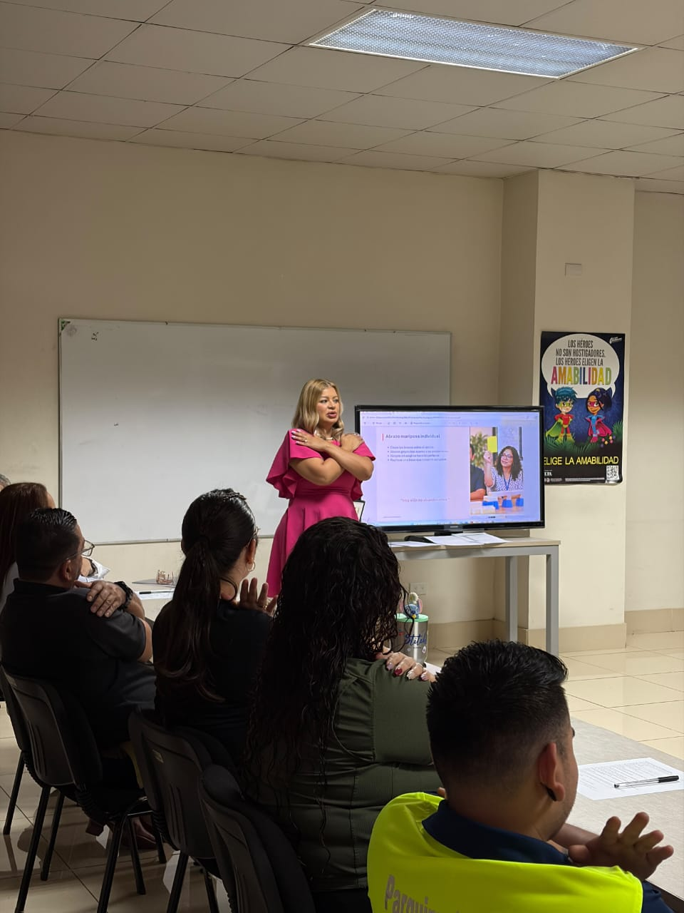 Charla de primeros auxilios psicológicos con personal operativo