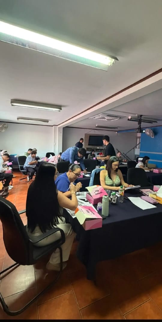 Participantes realizando un ejercicio de escritura durante un taller
