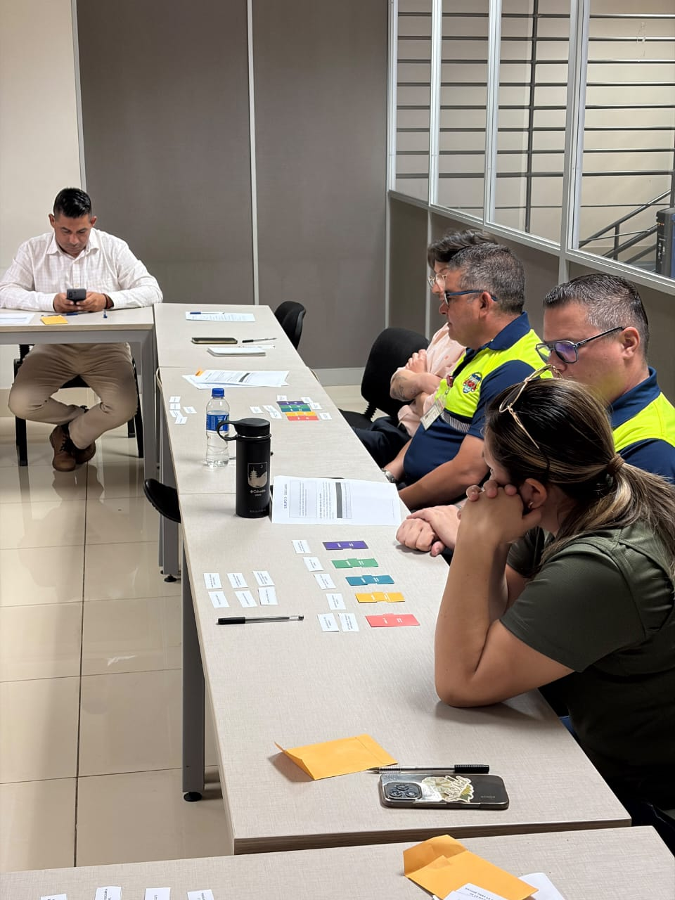 Participantes durante un ejercicio de regulación emocional