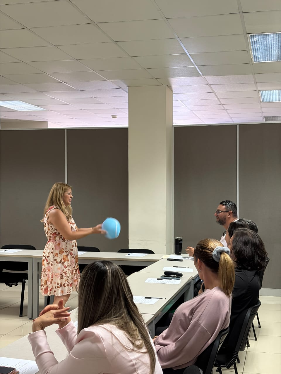 Ejercicio grupal de contención emocional con balón