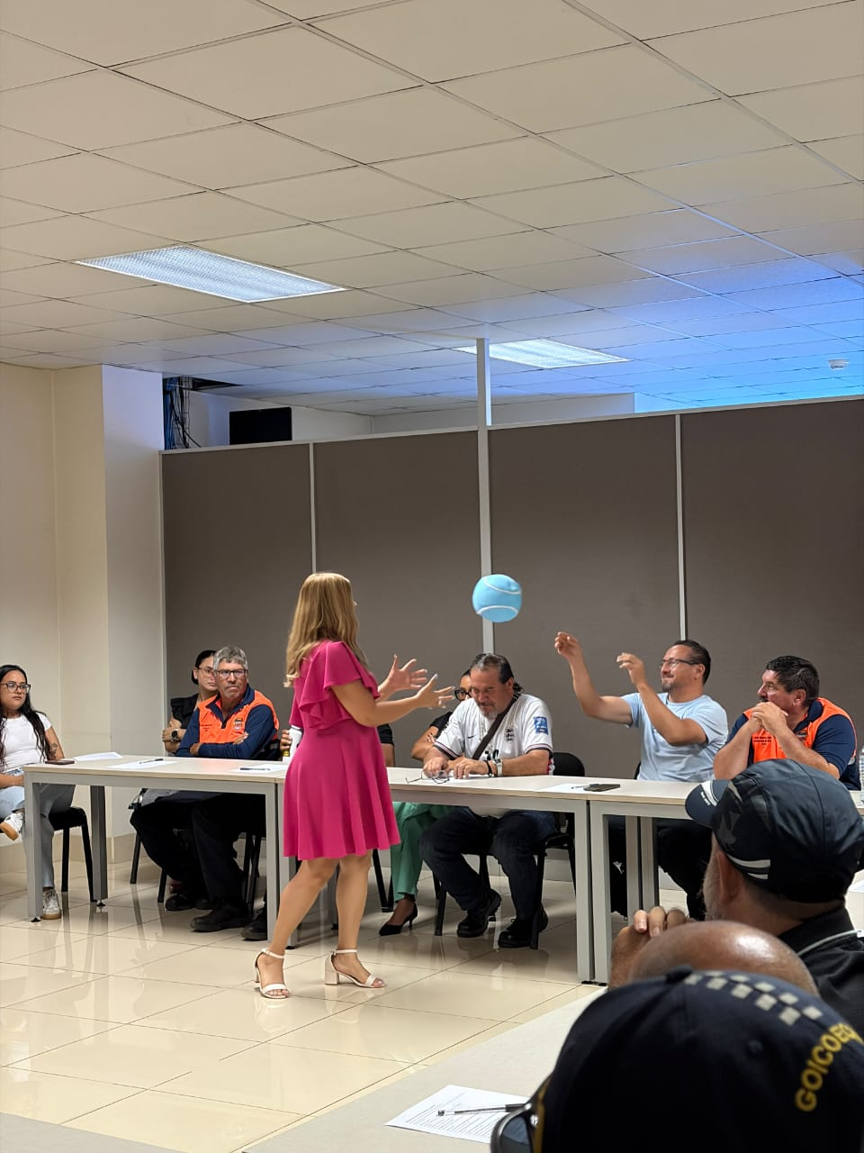 Dinámica grupal con balón durante un taller de bienestar laboral