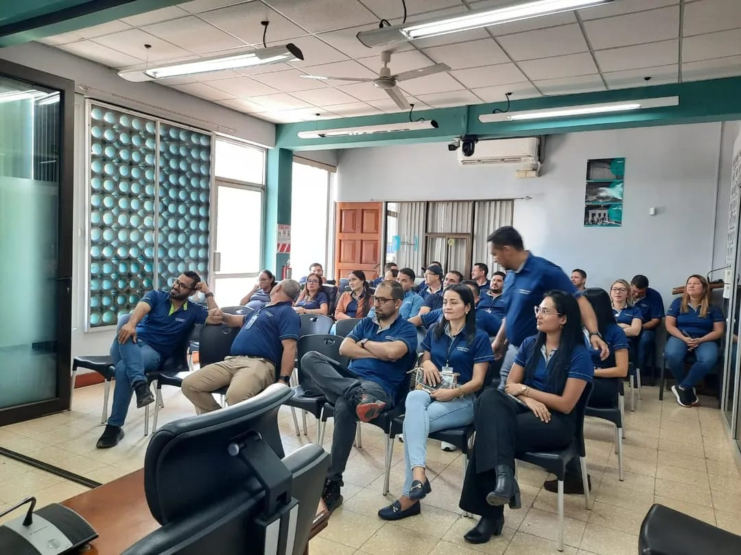 Jornada de salud mental con personal institucional en sala de capacitación