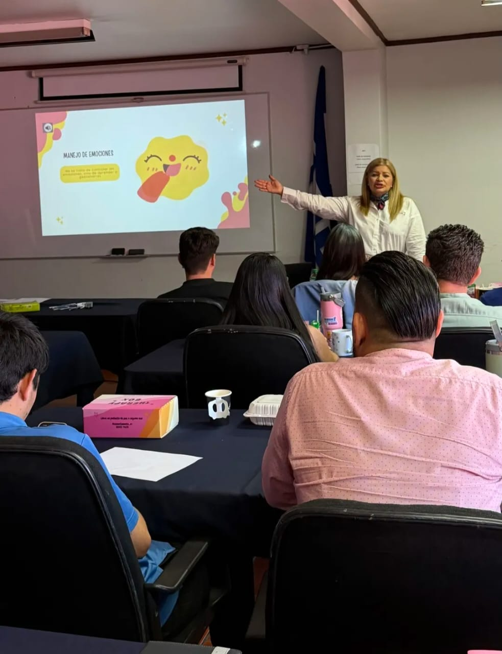 Charla sobre manejo de emociones con diapositiva proyectada